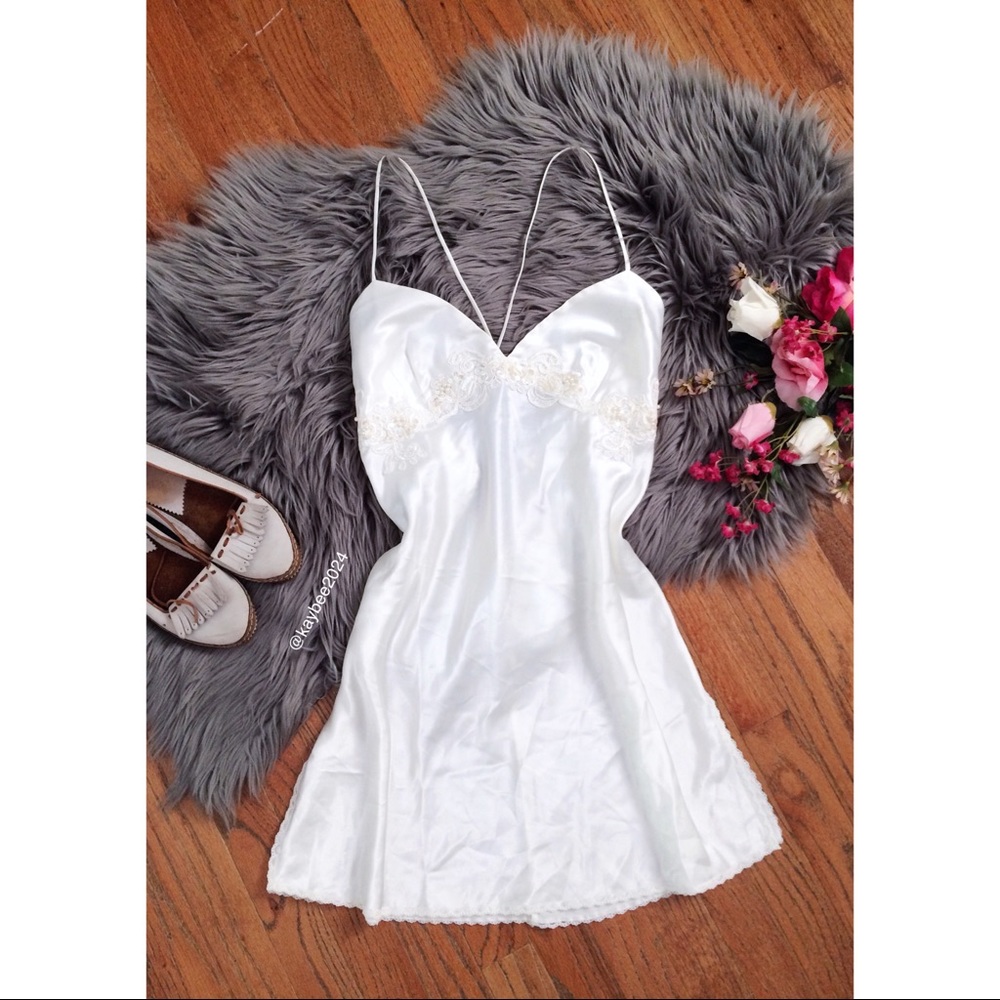 VICTORIA’S SECRET VINTAGE SATIN CHEMISE-MINT CONDITION SIZE L-Adjustable straps